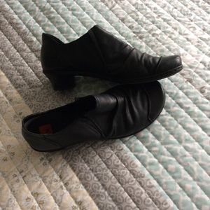 Basic black shoe